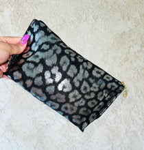 Load image into Gallery viewer, Makeup Bag Leopard Black Sylver Print
