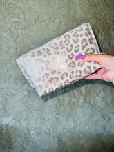 Load image into Gallery viewer, Makeup Bag Leopard Black Sylver Print
